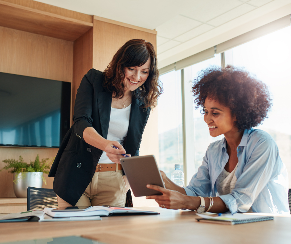 Deux femmes au bureau